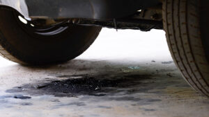 Bilgili Usta - Araç Yağ Eksiltmesi: Nedenleri ve Çözüm Yolları - in article image oil leak