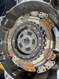Bilgili Usta - Araçta Motor ve Şanzıman Sorunları Nasıl Anlaşılır? Arıza Rehberi 2025 - DSG SANZIMAN ARIZASI